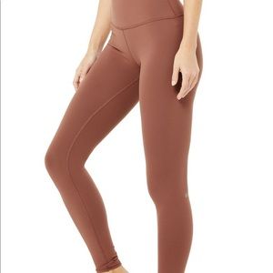 Alo High Waist Airbrush Leggings in Chestnut!